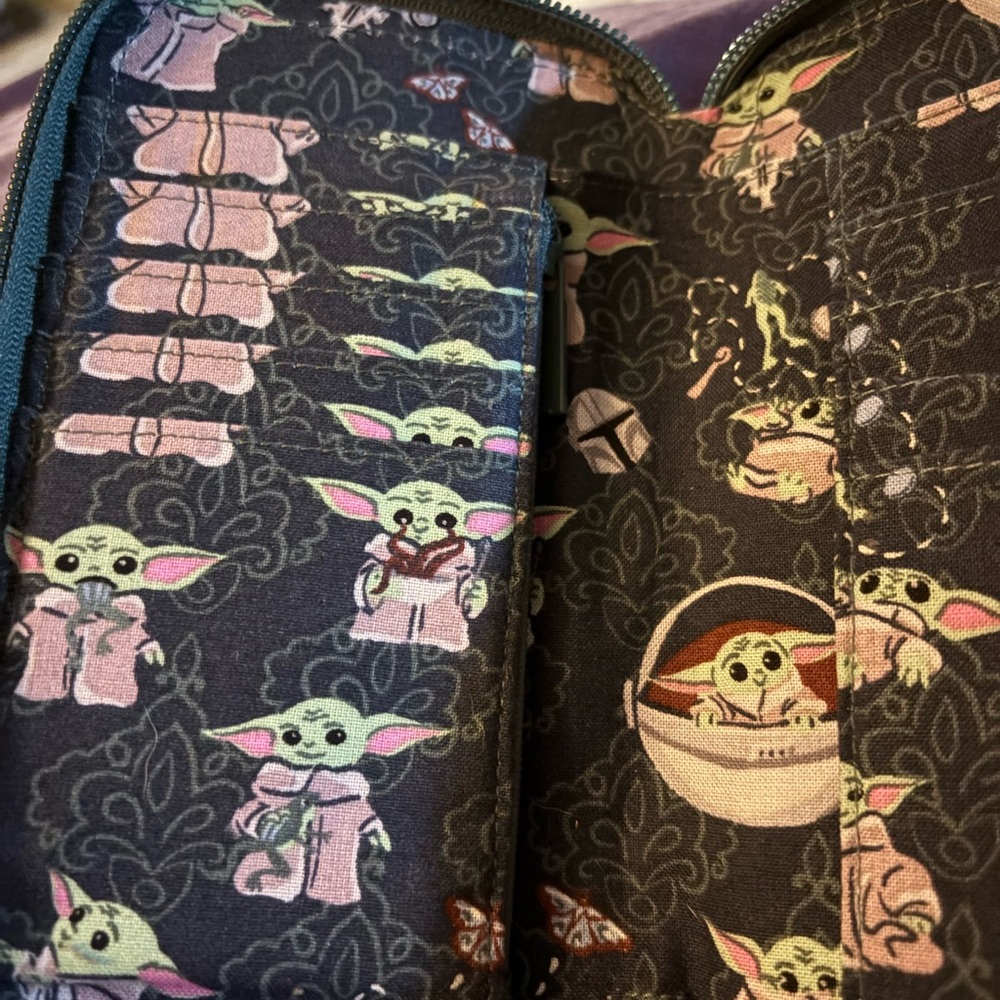 Vera Bradley baby Yoda Grogu phone wallet. - Picture 6 of 6